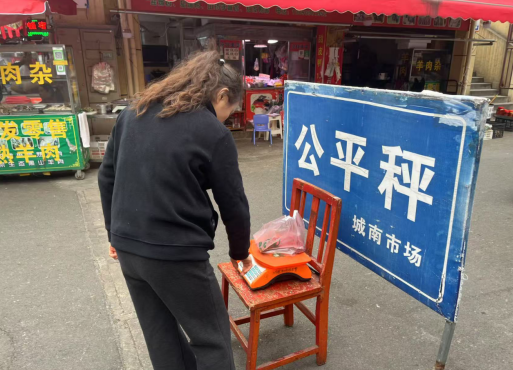 眉山市彭山区综合行政执法局 开展“诚信进商户”宣传活动